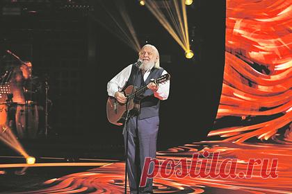 Раскрыто закулисье нового шоу с Гузеевой. В сети распространились ряд фотографий со съемок популярной музыкальной программы «Голос 60+» с участием ведущей Ларисы Гузеевой, раскрывающих закулисье передачи. В новый сезон телепроекта вернулись бывшие наставники — певица Елена Ваенга, музыкант Валерий Сюткин, артист Александр Малинин.