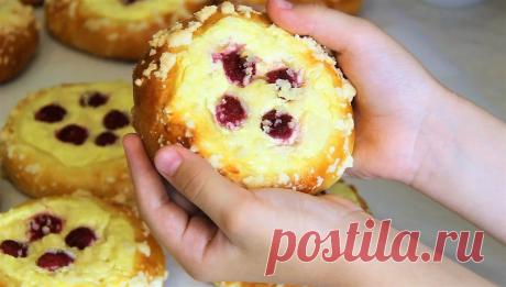 Мягкие, воздушные, вкусные творожные ватрушки с ягодами и штрейзельной крошкой | Домашние рецепты