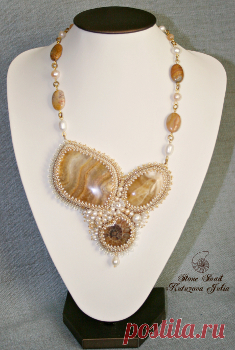 Колье вышито чешским и японским бисером. 
Использовались замечательные камни :агат,оникс и аммонит. 
Дополнил колье натуральный жемчуг. 
Изделие подшито натуральной кожей. 
 
Длина по внутренней стороне около 45 см. 
размер вышитой центральной части около 11х11см