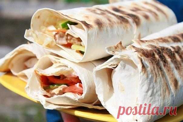 ПРАЗДНИЧНАЯ ЗАКУСКА - ЗАПЕЧЕННАЯ В ЛАВАШЕ !!! **Начинка: фарш мясной 400г, яйцо 1шт, лук 1шт, красный болг/перец 1шт, зелень, специи, соль, перец - смешай, и дели на 6 порций. *Зажарка: лук 1шт -кубик, морковь тёртая 1шт - обжарь, введи том/пасту 2ст/л с водой - туши 3мин. *Лаваш 1лист -на 6частей, смажь майонезом, выложи начинку, сверни рулетом. *В форму, и в духовку на 30мин. После, на рулеты томат/зажарку, и тёртый сыр -  в духовку, чтобы сыр расплавился.