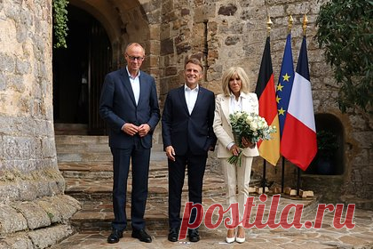 Деталь на брюках напугала жену Макрона