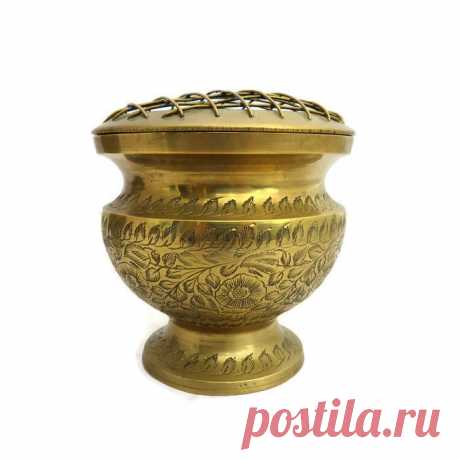 Vintage Indian  Brass Bowl Wire Screen Flower Frog Lid, Flower Arranging, Flower Arrangement Vase Bowl , Etched Floral Design, India Boho VINTAGE INDIAN BRASS FLOWER FROG WITH LID AND A FLORAL ETCHED DESIGN.THIS VINTAGE INDIAN ETCHED BRASS FLOWER FROG WOULD LOOK AMAZING IN A BOHEMIAN OR ECLECTIC HOME AND WOULD MAKE A LOVELY GIFT TOO.VERY GOOD VINTAGE CONDITION,A SMALL TINY DENT AND SOME TARNISH.H 12.5 CM OR 4.8'' APPROX.RIM&#