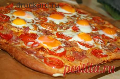 Открытый пирог с перепелиными яйцами и беконом | Три повара