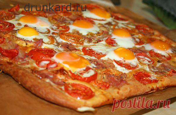 Открытый пирог с перепелиными яйцами и беконом | Три повара