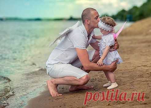 Отец не тот,кто семя дал, ......а тот - кто ЛЯЛЬКУ воспитал! 
...Тот - кто гуляет с ней, играет, лохматый хвостик заплетает, ......зовёт её ....."МОЯ ТЫ КРАСОТУЛЯ".....
..... Вот это вот .......и есть папуля!!!...