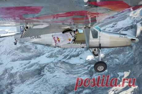 Французские экстремалы запрыгнули в летящий самолет с горного склона | Спорт