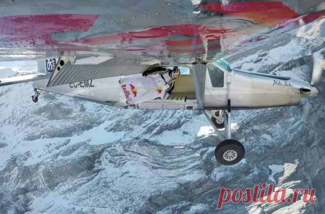 Французские экстремалы запрыгнули в летящий самолет с горного склона | Спорт