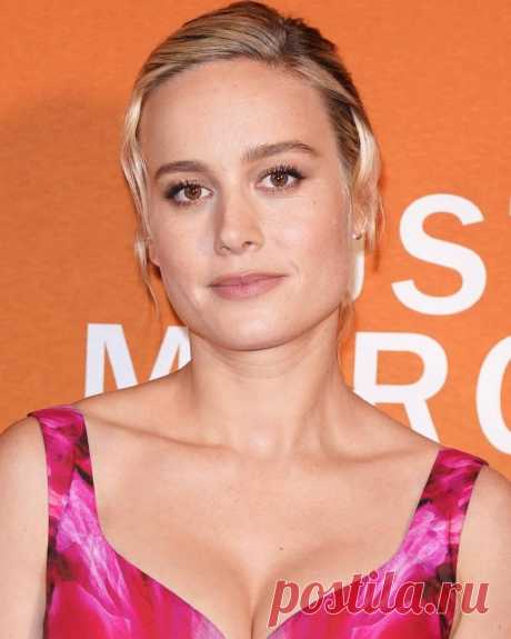 Бри Ларсон в платье Alexander McQueen с цветочным принтом | VestiNewsRF.Ru