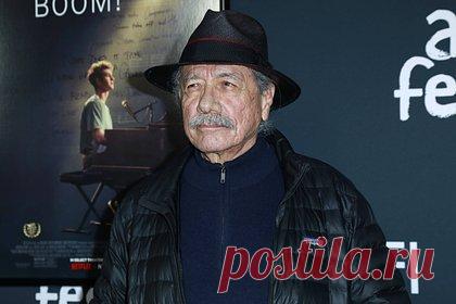 Звезда «Полиции Майами» рассказал о борьбе с раком. 76-летний американский актер, звезда сериала «Полиция Майами» Эдвард Джеймс Олмос рассказал о борьбе с онкологическим заболеванием. Актер впервые признался, что у него рак горла и что в декабре 2022 года он прошел последние курсы радиотерапии и химиотерапии. Сейчас у него осталась одна опухоль в районе лимфоузлов.