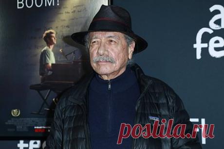 Звезда «Полиции Майами» рассказал о борьбе с раком. 76-летний американский актер, звезда сериала «Полиция Майами» Эдвард Джеймс Олмос рассказал о борьбе с онкологическим заболеванием. Актер впервые признался, что у него рак горла и что в декабре 2022 года он прошел последние курсы радиотерапии и химиотерапии. Сейчас у него осталась одна опухоль в районе лимфоузлов.