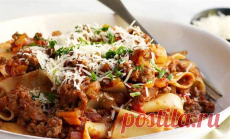 Берем фарш и делаем вкусную еду вместо надоевших котлет | Люблю Себя Когда дело доходит до фарша, почти всегда из него лепят котлеты. Но любые котлеты очень быстро надоедают, как бы хорошо их не готовили. Но раз уж фарш лежит в холодильнике, то почему бы не придумать альтернативу котлетам. Есть множество простых блюд, где фарш задает весь вкус. Так что сегодня мы достанем фарш, но вместо котлет сделаем несколько вкусных блюд. Сделайте соус Классический соус болоньезе — кла...