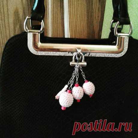 Подвесочка для сумки👜, эту уже сделала для себя, а то сапожник без сапог👢, всем делаю, а на себя время как всегда не хватает. 
И благодаря сегоднешнему походу по магазинам с такой подвеской нашла нового клиента, приятно 😍

Кто еще хочет быть моим клиентом милости просим✋

#ЮлияЛевинца #подвеска #подвескадлясумки #вязаныеукрашения #вяжукрючком #наширукинедляскуки #вяжутнетолькобабушки #crochet #handmade #nikolaevgram #ulia_levintsa #длясумки #дляключей #длямодниц #вязание