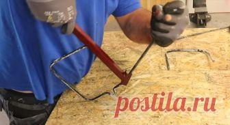 Как быстро согнуть стальную проволоку Чтобы согнуть проволоку и прутки небольшого диаметра в домашних условиях, чаще всего пользуются тисками, молотком и плоскогубцами. Однако использование всех этих инструментов в совокупности отнимает много времени. Поэтому если вам часто приходится гнуть проволоку, сделайте