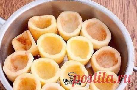 ПОТРЯСАЮЩАЯ ФАРШИРОВАННАЯ КАРТОШЕЧКА 🍴
ИНГРЕДИЕНТЫ:
● картофель — 1 кг
● фарш мясной — 300 гр
● лук — 2 шт средние
● морковь — 100 гр
● паста томатная — 1 ст ложка
● растительное масло
ПРИГОТОВЛЕНИЕ:
1.Подбираем картошку одинакового размера. Вырезаем из нее серединку (это
 можно сделать используя нож и чайную ложку). Донышко картофелин немного
 срезаем, чтобы они были устойчивы в сковородке (или сотейнике).
2.подготавливаем картошку вырезая серединку
3.Главное все-таки в фаршированном картофе