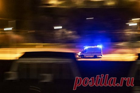 В российском городе фейерверк «расстрелял» людей. В Барнауле фейерверк «расстрелял» людей. Инцидент произошел на Павловском тракте. Залпы фейерверка также попали в автомобили. В Новосибирске из-за неправильной установки фейерверк попал в балконы на шестом и десятом этажах многоэтажки. После неудачного запуска мужчина скрылся.