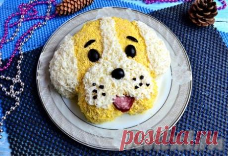 Новогодний салат "Собачка" - рецепт с фото Скоро наступит Новый 2018 год - год Собаки. Предлагаю вам приготовить на праздничный новогодний стол замечательный, красивый слоеный салат "Собачка". Выглядит салатик ярко и красочно, он очень вкусный! Обязательно приготовьте такой салатик, милая мордочка собачки не оставит равнодушными ни ...