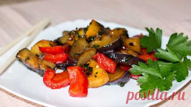 Картофель с баклажанами по-китайски. 
Восточная кухня последнее время набрала очень большую популярность. Поэтому сегодня хотелось бы разобрать рецепт одного самого, обычного домашнего китайского блюда. И, не смотря на то, что рецепт вегетарианский, его любят очень многие. И не удивительно, ведь в нем три обычных овоща превращаются в невероятно вкусное лакомство. А как быстро оно готовится!