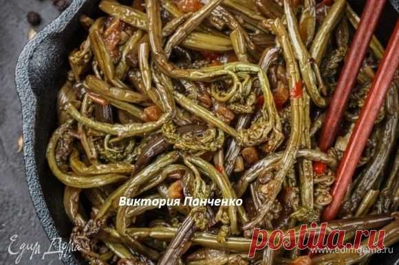 Папоротник по-корейски. Ингредиенты: папоротник, лук репчатый, чеснок