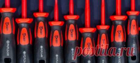 Как правильно пользоваться отвертками? Следуйте советам от КВТ! ☝ Все мы знаем, что такое отвертка и как ей работать. Но никогда не будет лишним освежить в памяти важные правила. Избегайте проблем – прислушивайтесь к рекомендациям профессионалов! ✅ Выбирайте отвертку с профилем, соответствующим типу крепежного элемента. Отвертки PH и PZ похожи, но не взаимозаменяемы. Убедитесь, что размер рабочей части инструмента соответствует размеру профиля крепежа. ✅ Не применяйте отвертки в качестве…