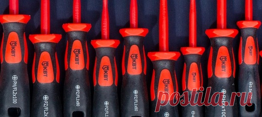 Как правильно пользоваться отвертками? Следуйте советам от КВТ! ☝ Все мы знаем, что такое отвертка и как ей работать. Но никогда не будет лишним освежить в памяти важные правила. Избегайте проблем – прислушивайтесь к рекомендациям профессионалов! ✅ Выбирайте отвертку с профилем, соответствующим типу крепежного элемента. Отвертки PH и PZ похожи, но не взаимозаменяемы. Убедитесь, что размер рабочей части инструмента соответствует размеру профиля крепежа. ✅ Не применяйте отвертки в качестве…