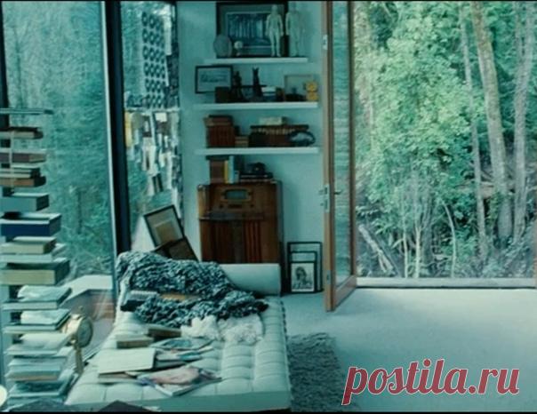 Как известно из фильма, вампиры не спят по ночам. Это объясняет то, что в спальне у Эдварда Каллена нет кровати. Ее заменяет уютная софа. Вместо двух стен в комнате панорамные окна с красивым видом на лес. Вещи лежат в небольшом шкафу, спрятанном у входа. На его дверцах наклеены фотографии и письма — памятные моменты из жизни героя. В этой комнате огромное количество книг, они находятся практически повсюду: на полках, на рабочем столе, на специальных подставках. Привлекает внимание…