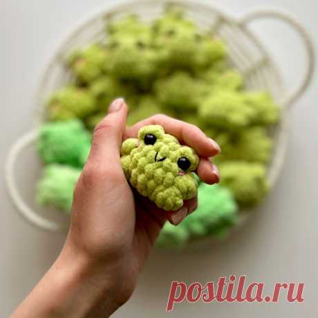 PDF Микро Жабка крючком. FREE crochet pattern; Аmigurumi toy patterns. Амигуруми схемы и описания на русском. Вязаные игрушки и поделки своими руками #amimore - маленький лягушонок из плюшевой пряжи, плюшевая лягушка, жаба.