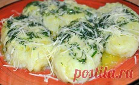 "Колдуны"
Хочу предложить потрясающе вкусное блюдо из картофеля и фарша. Настоятельно рекомендую эту вкуснотищу.
Ингредиенты:
Картофель — 1 кг
Фарш мясной (свинина-говядина) — 250 г
Лук репчатый (луковица большая) — 1 шт
Сухари панировочные — 4 ст. л.
Яйцо куриное — 2 шт
Мука
Сыр (твердый) — 100 г
Масло растительное — 50 г
Соль
Перец
Приготовление:
Картошку отварить в мундире до готовности в подсоленной воде. Дать немного остыть, почистить.
Натереть на крупной терке.
Пока варится картофель, луко