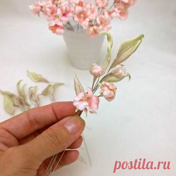 Ночное 🌃 #цветениесакуры особенно прекрасно 🌿🍑🍑 #ночьнедлясна 🙈 #fashiondetails #mywork #создаюкрасотурукамиисердцем #artwork #fabricflowers #цветыдлядекора