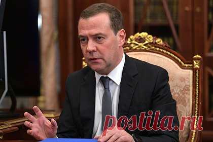 Медведев прокомментировал ограничения в Twitter. Зампредседателя Совбеза России Дмитрий Медведев, комментируя ограничения на свой англоязычный аккаунта в Twitter, заявил, что социальная сеть «прогнулась» под США и Украину. Он отметил, что это всего лишь иностранная соцсеть, действующая в интересах американского истеблишмента.