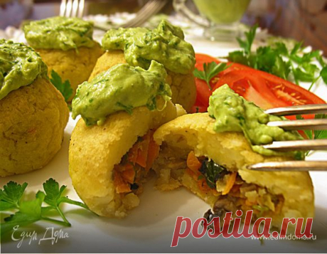 Картофельные зразы с грибами, запеченные в духовке с луковым соусом (без муки). Ингредиенты: картофель, лук репчатый, специи