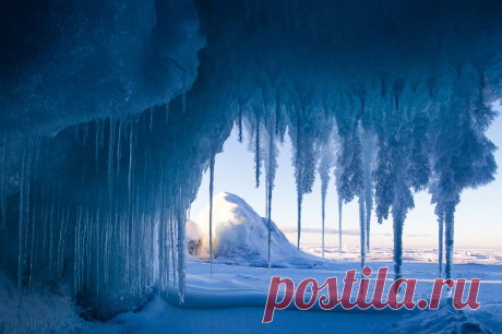 Ледяные гроты Байкала | Чёрт побери Январь. Всё, что можно, уже замёрзло, столбик термометра опускался до -40. Байкал встаёт, рвёт лёд, образуются торосы, где то парят открытые участки воды. Но до них далеко и ещё опасно. Пройдём по берегу. Местность за Туркой. В этом месте гора у посёлка загораживает солнце, берег освещается лишь пару часов в день. На Байкале тепло, перепад с городом — градусов 15. Волны сделали своё дело, слой ледяных наплесков у берега достигает метра, ...