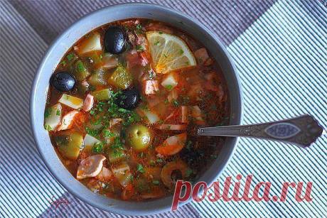 Сборная солянка

Ингредиенты:
4 л крепкого мясного бульона
2 репчатых луковицы
4 ст. л. томатной пасты
8-10 соленых огурцов
черный перец горошком
4-5 лавровых листа
мясопродукты (вареное мясо, сосиски, ветчина, колбаса, язык)
оливки
каперсы
лимон
по пучку петрушки и укропа
растительное масло
соль

Приготовление:
Рецепт солянки крайне прост. Важно лишь понимать, что в супе жидкость играет немаловажную роль. В некоторых супах вода может даже быть более подходящим выбором, да...