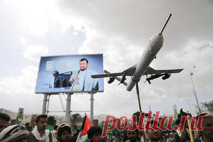 Хуситы заявили об ударе по эсминцам США в Красном море. Йеменское хуситское движение «Ансар Аллах» заявило об ударе по двум эсминцам Военно-морских сил (ВМС) США в Красном море. Военный представитель мятежников Яхья Сариа уточнил, что объекты были атакованы с помощью противокорабельных ракет и беспилотников.
