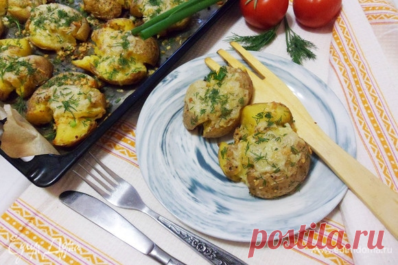 Мятая картошка в духовке. Ингредиенты: картофель, сыр, сливочное масло