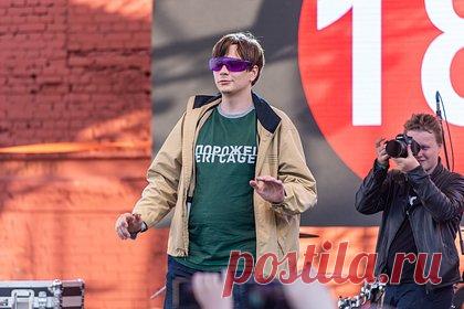 Слава КПСС рассказал об использовании его образа в романе Виктора Пелевина. Рэпер Слава КПСС заявил, что стал прототипом героя нового романа Виктора Пелевина KGBT+. По словам исполнителя, в новом произведении писателя персонаж Салават КГБТ говорит фразами из загадочной серии интервью, которые он давал пару лет назад. Исполнитель признался, что был в приятном шоке, читая текст.