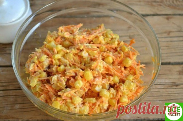 Сaлaт с корейской морковкой и копченой курицей.

Ингредиенты:
Морковь по-корейски — 400 Грaмм
Копченый окорок — 1 Штукa
Показать полностью…