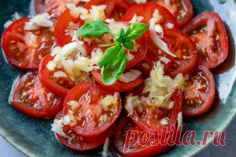 Der genialste Tomatensalat überhaupt! Zubereitet in nur 10 Minuten! Dieser erfrischende Tomatensalat mit Zwiebeln und Zitronen-Öl Dressing schmeckt himmlisch gut: Du brauchst nur 5 Zutaten & 10 Minuten Zeit.