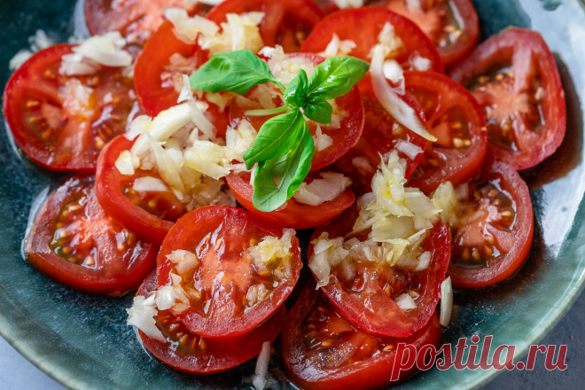 Der genialste Tomatensalat überhaupt! Zubereitet in nur 10 Minuten! Dieser erfrischende Tomatensalat mit Zwiebeln und Zitronen-Öl Dressing schmeckt himmlisch gut: Du brauchst nur 5 Zutaten & 10 Minuten Zeit.