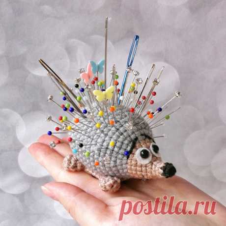 PDF Игольница Ёжик крючком. FREE crochet pattern; Аmigurumi animal patterns. Амигуруми схемы и описания на русском. Вязаные игрушки и поделки своими руками #amimore - ёжик, маленький ёж, ежиха.