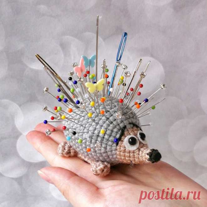 PDF Игольница Ёжик крючком. FREE crochet pattern; Аmigurumi animal patterns. Амигуруми схемы и описания на русском. Вязаные игрушки и поделки своими руками #amimore - ёжик, маленький ёж, ежиха.