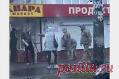 Появилось видео избиения сотрудника военкомата на Украине. На Украине в Житомире парень избил сотрудника военкомата. Драка произошла на глазах у коллег избитого. Ему наносили удары руками и коленом в голову. Причины конфликта неизвестны, парень спокойно ушел, но появилась информация, что его разыскивают по обвинению в совершении уголовного преступления.