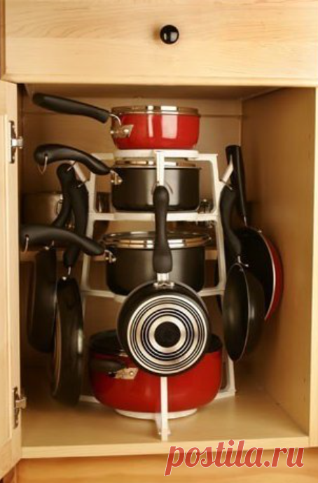 Организация хранения на кухне: 10 практичных идей для вашего комфорта  1. Полки в шкафу.
Чтобы сэкономить место на кухне и не загромождать все шкафы, поставьте стеллаж между плитой и холодильником.
Для большего удобства закрепите на полках разделители.
2. Мини-стеллаж.
Компактные полки можно установить под кухонный стол, под раковину, в шкаф под столешницей или повесить над мойкой.
3. Убираем лишнее.
Если в шкафах осталось еще много посуды, разберите полки и уберите все ненужное.
У вас освобод…