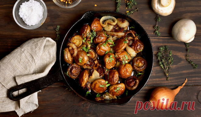 Жареные шампиньоны с луком-шалотом, белым вином и тимьяном — Лайфхакер Жареные шампиньоны с луком могут быть закуской или самостоятельным блюдом. Вино и ароматные травы превращают это простое сочетание в кулинарный шедевр.