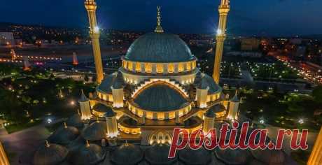 Россия: Грозный.  
В качестве исключения команде AirPano разрешили подняться на один из минаретов мечети «Сердце Чечни» в Грозном. «Сердце Чечни» — самая большая мечеть в России и одна из крупнейших в Европе, и вид с нее открывается потрясающий  |  Достопримечательности / Путешествия / Моя Планета