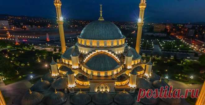 Россия: Грозный.  
В качестве исключения команде AirPano разрешили подняться на один из минаретов мечети «Сердце Чечни» в Грозном. «Сердце Чечни» — самая большая мечеть в России и одна из крупнейших в Европе, и вид с нее открывается потрясающий  |  Достопримечательности / Путешествия / Моя Планета