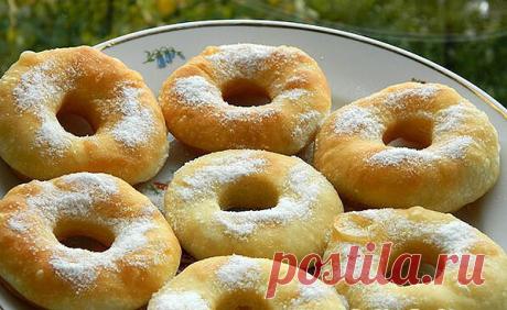 Вкусные и быстрые пончики

Ингредиенты:

— 500 мл варенца (можно заменить любым кисло-молочным продуктом, в том числе кефиром)
— 6 столовых ложек подсолнечного масла в тесто
— 2 столовых ложки сахарной пудры (можно увеличить до 10)
— 5-6 стаканов пшеничной муки высшего сорта
— 0,5 чайной ложки соли
— растительное масло для жарки
— 1 чайная ложка соды
— 2 яйца
— сахарная пудра

Приготовление:

Варенец вылила в глубокую миску, разбила сюда же яйца и всыпала сахар.

Влила под...