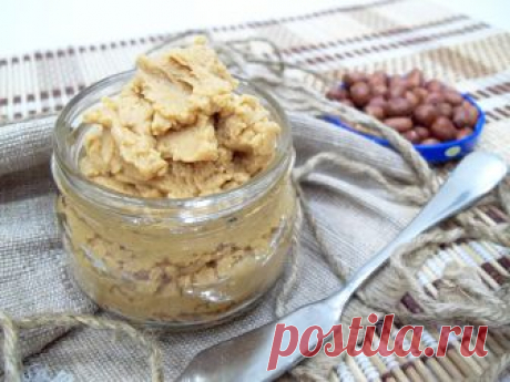 Арахисовая паста Стоит отметить, что делать ее можно по-разному. Например, паста может быть соленая или сладкая. Тогда в массу добавляют либо соль, либо сахар (мед). Консистенция массы может быть однородная и мягкая или тугая с ощутимой крошкой. Это зависит от количества добавляемого растительного масла (оно же служит консервантом и увеличивает срок годности пасты) и длительности измельчения продуктов.