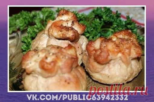 Вкус как в детстве. Мешочки с сыром и грибами
Ваши гости будут в восторге!


Ингредиенты:

свинина для отбивных
грибы маринованные
чеснок
сыр плавленный типа Дружба, можно грибной

Приготовление:

Мясо нарезать и отбить.

На каждую отбивную положить по хорошему ломтику сыра, на него нарезанные грибочки и пару долек чеснока(можно через пресс и перемешать с грибами).

Собираем края отбивных в мешочек и связываем ниткой, я скалывала зубочистками.

Каждый мешочек кладем в фоль...