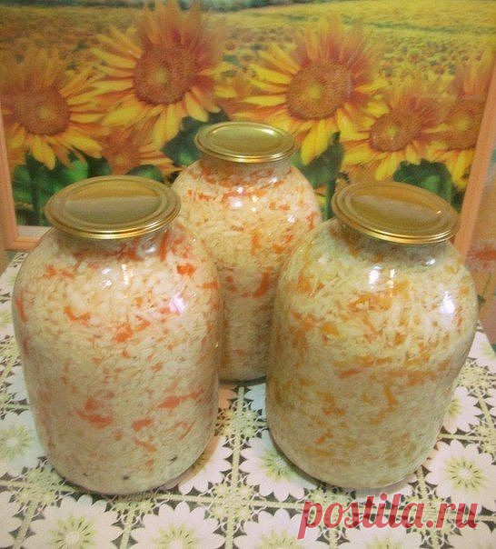 Каждый год делаю очень вкусную маринованную капусту в банках. 
Попробуйте, я уверена, вам тоже понравится! 
Ингредиенты: 
На три 3-х л банки потребуется капусты свежей нашинкованной 6 кг 
морковь - 1 кг - натереть на крупной тёрке 
сах. песок - 8 ст. л. 
соль - 6 ст. л. 
Через час вскипятить 2 л воды, добавить в неё 4 ст. л. 70% уксуса. Налить воду на 1/4 в 3 л банки, добавить по 10 горошин чёрного перца и заполнить банки капустой с морковью. 
Поставить банки на водяную ба...