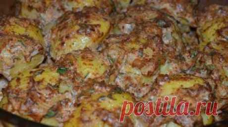 Запеченный картофель с луком и грибным ароматом: самое простое блюдо